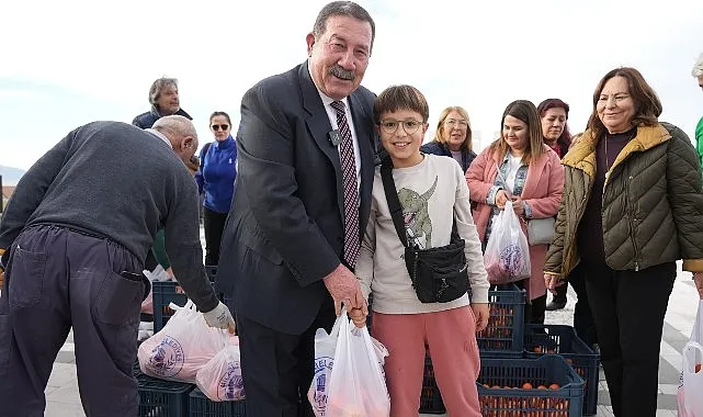 Milas Belediyesi üreticilere destek olmak ve vatandaşların sağlıklı gıda ihtiyacını karşılamak amacıyla gerçekleştirdiği portakal dağıtımına devam ediyor. haberi