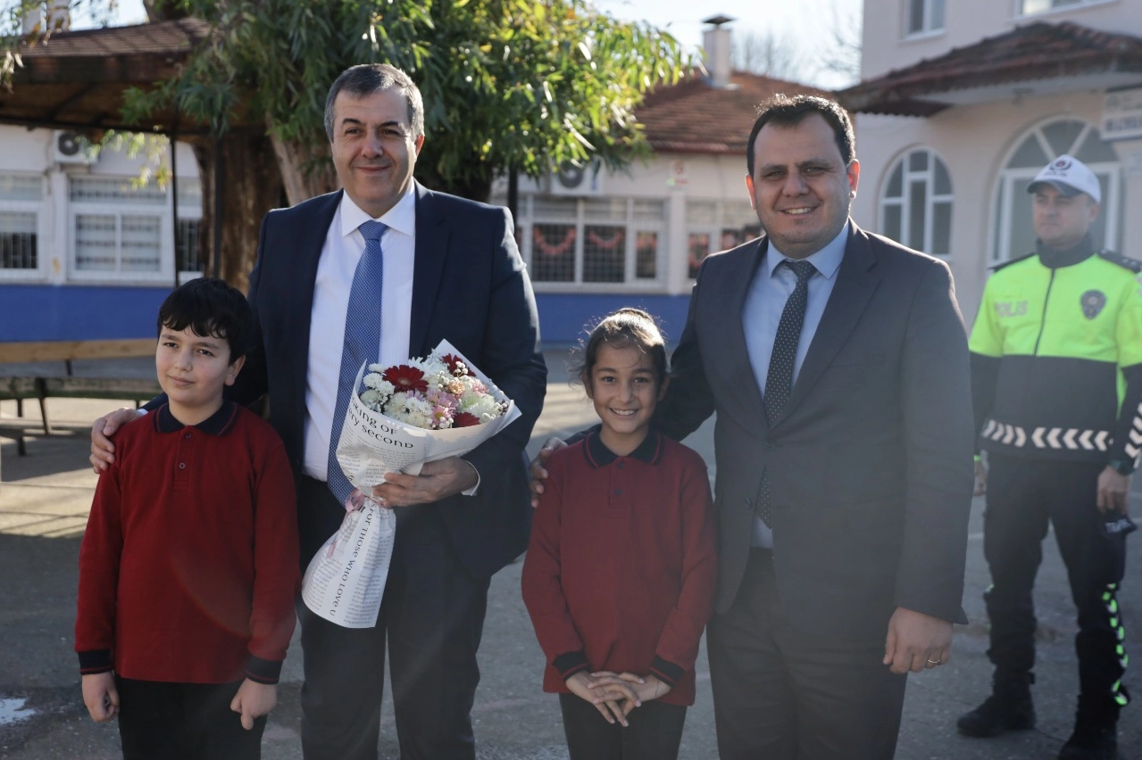 Muğla Dalaman'da ilçe protokolü karne sevincine ortak oldu haberi