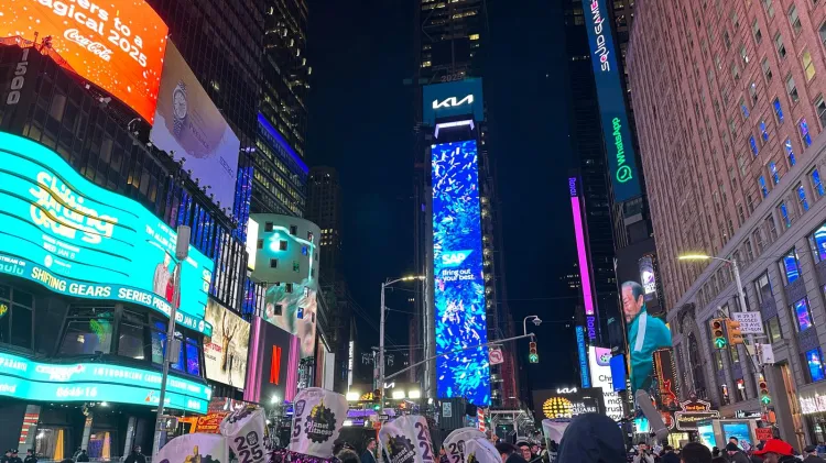 New York Times Meydanı'nda coşkulu yılbaşı