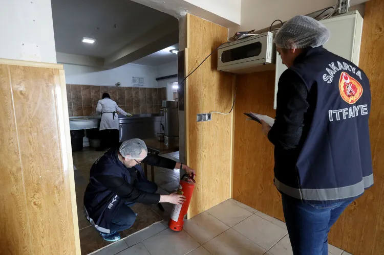 Sakarya İtfaiyesi kurum ve işletmeleri olası yangına hazırlıyor haberi