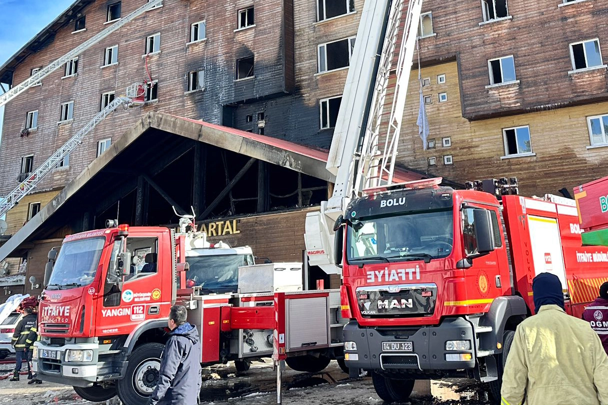 Sakarya itfaiyesi Kartalkaya'da yangına desteğe katıldı haberi