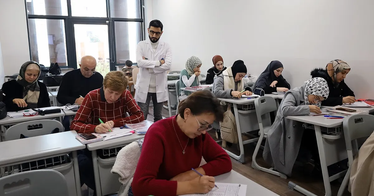 Sakarya'da farklı renk ve kültürlerden insanlar Türkçe’yi öğreniyor haberi