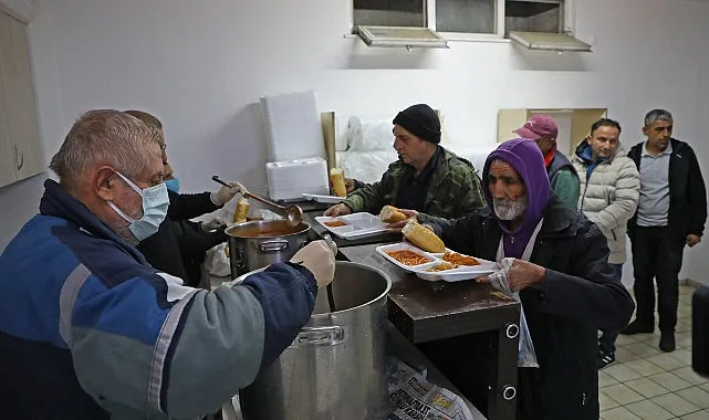 Sokakta kalan evsizleri Büyükşehir kucakladı haberi