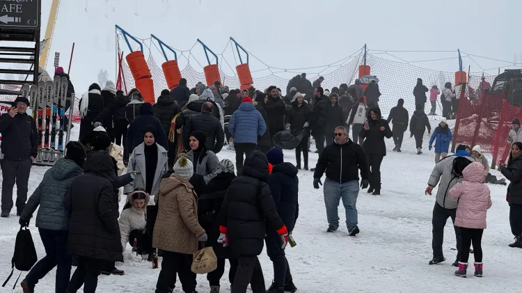 Uludağ’ın zirvesine turist akını haberi