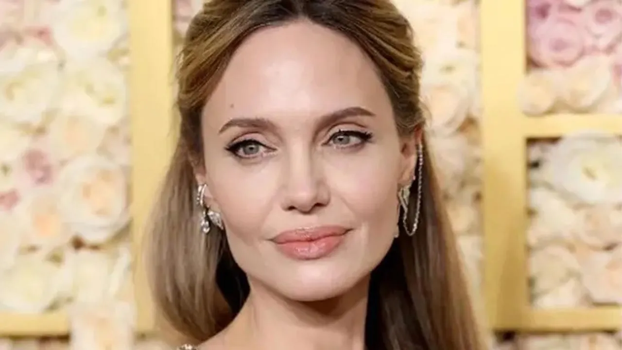 Angelina Jolie'nin 2025 Altın Küre'deki Işıltılı Güzellik Sırrı Ortaya Çıktı Haberi