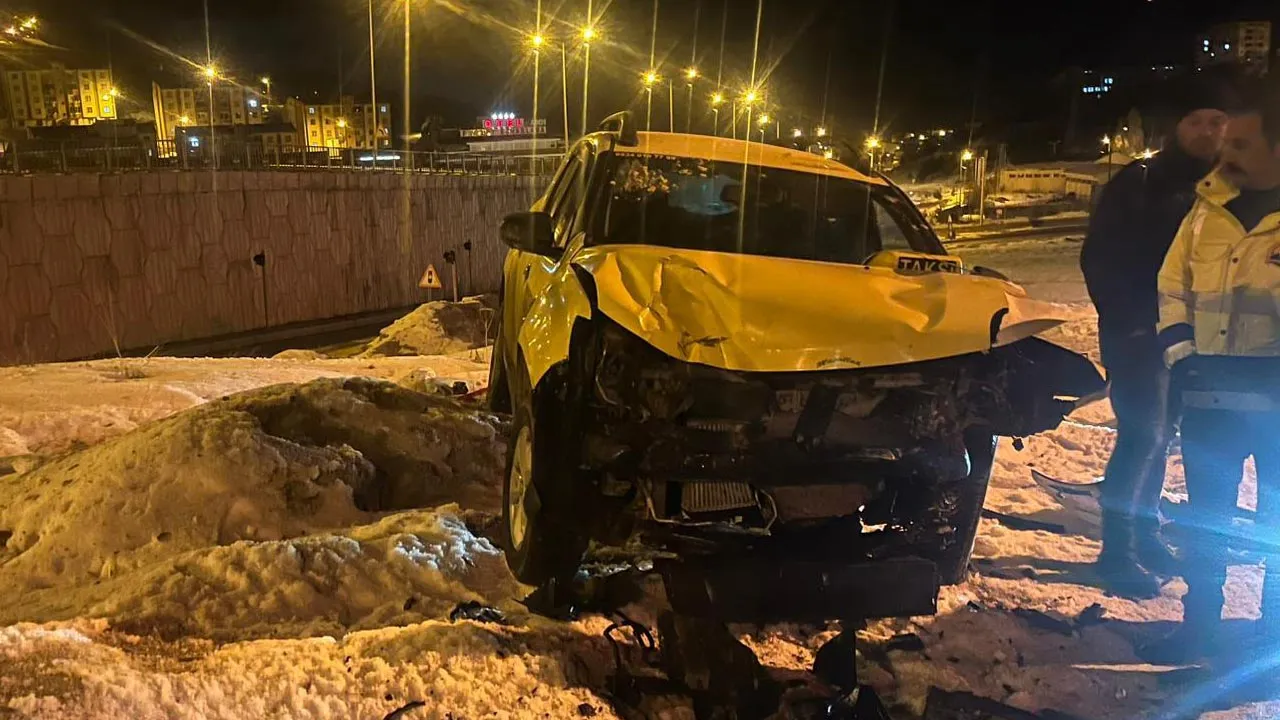 Bayburt'ta Bir Otomobil Park Halindeki 3 Araca Çarptı! Haberi