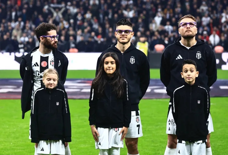 Beşiktaşlı futbolcular mor gözlüklerle sahaya çıktı haberi