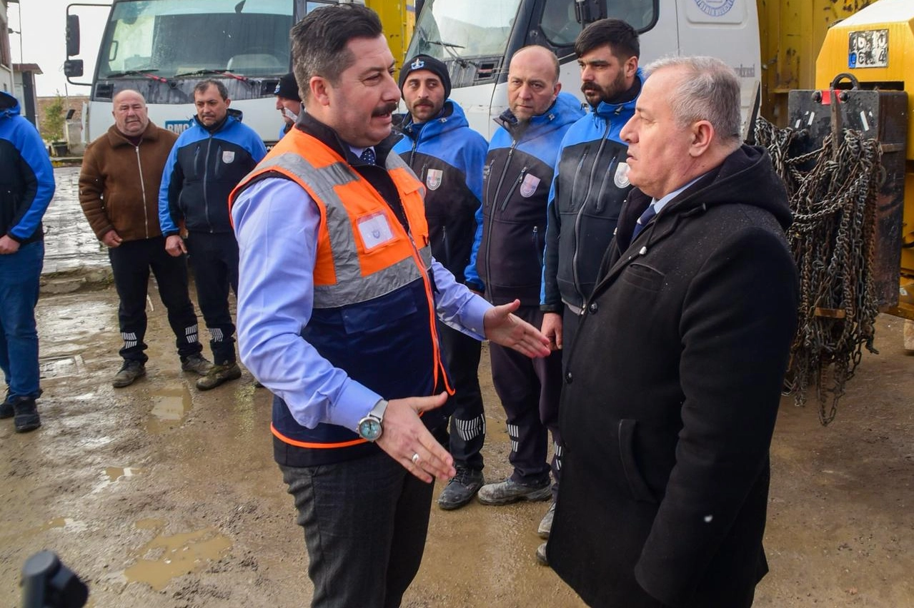 Bursa Yenişehir'de kar çalışmaları aralıksız sürdü haberi