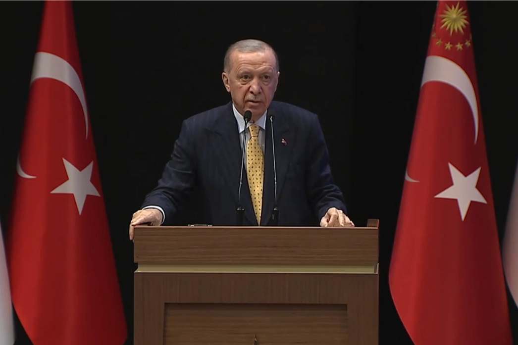 Cumhurbaşkanı Erdoğan'dan Özgür Özel'e sert sözler! Ayağını denk al! haberi