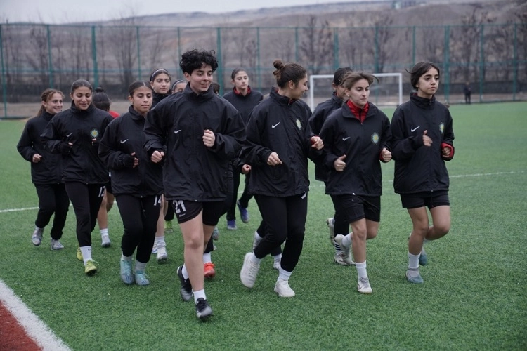 DBB Kadın Futbol Takımı iddialı geliyor haberi