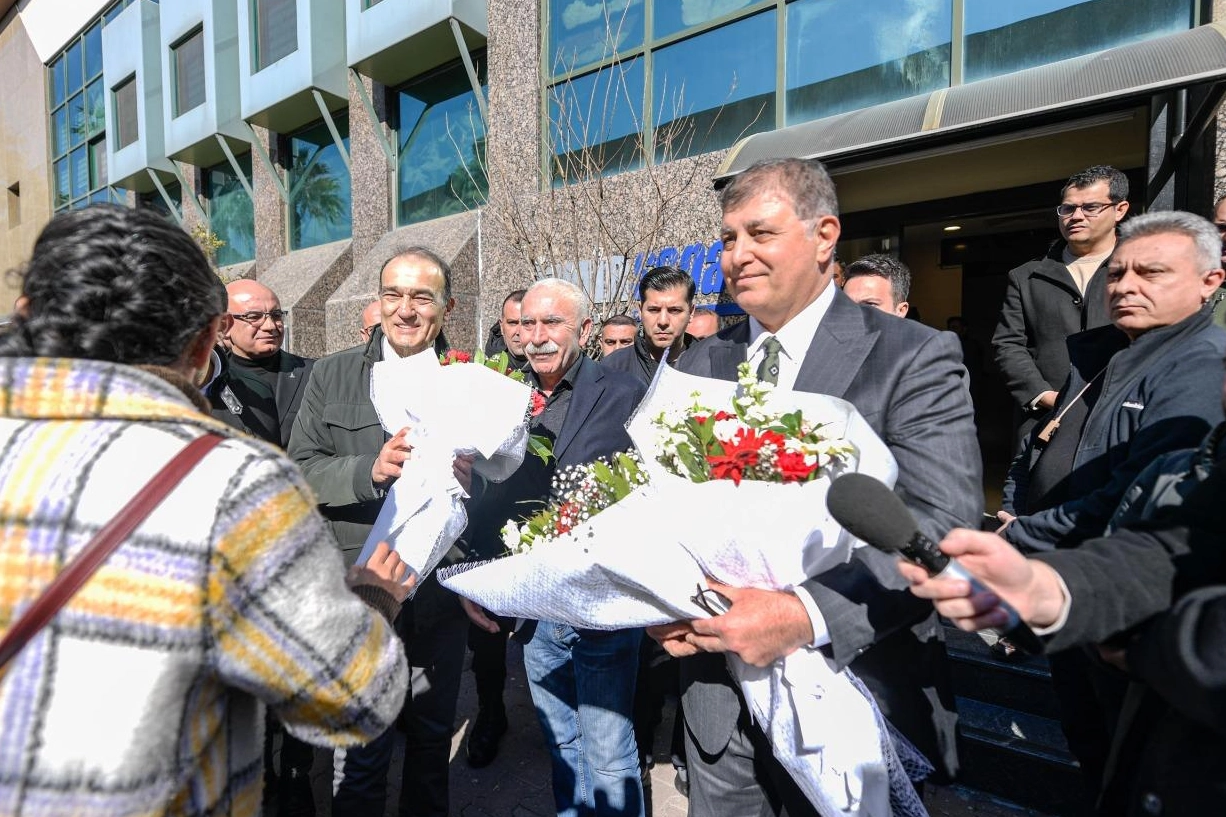 DİSK'ten İzmir Büyükşehir'e çiçekli ziyaret haberi