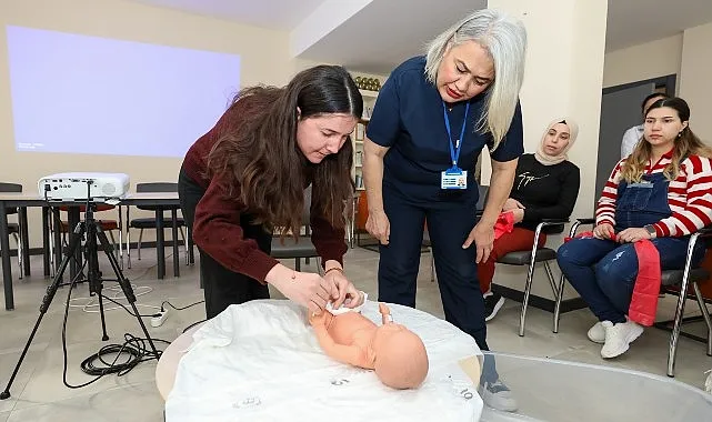 Gaziemir’de anne adayları Gebe Okulu ile doğuma hazırlanıyor haberi