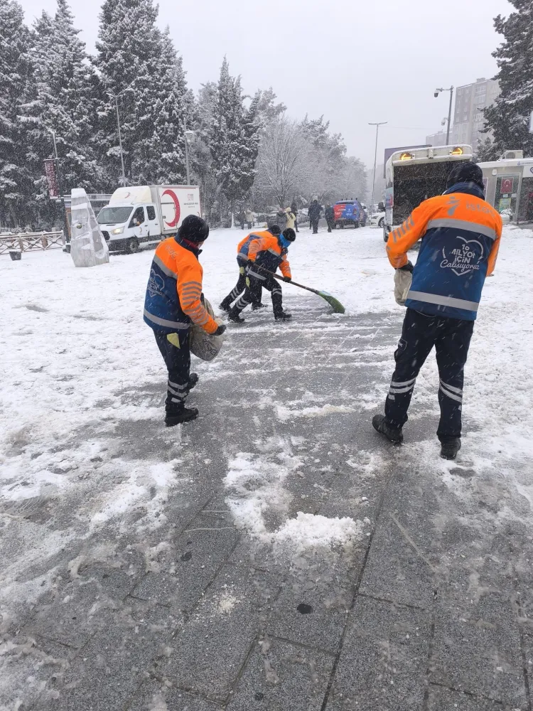 İstanbul'da ekipler eş güdümlü çalışıyor... Yollarda kar küremeye devam haberi