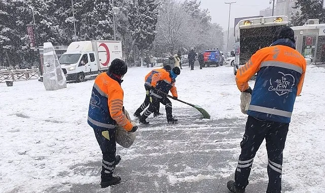 İstanbul’un Ana Arterlerde Kar Küreme ve Tuzlama Çalışmaları Sürüyor haberi