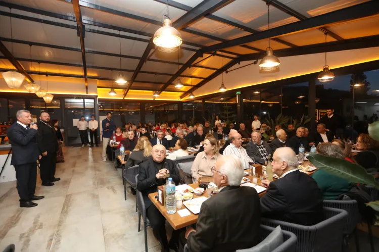 İzmir Güzelbahçe'de siyaset dostluk yemeğinde buluştu haberi