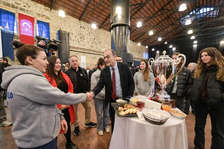 İzmir’de Yılın Spor Ödülleri sahiplerini buldu haberi