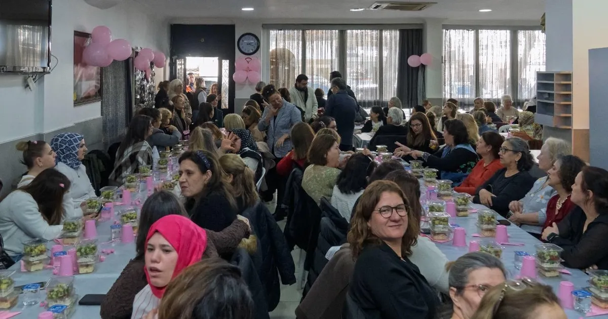 İzmir’de sağır ve işitme engelli kadınlar bir araya geldi haberi