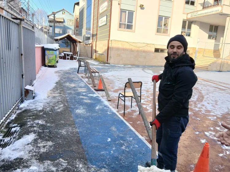 İzmit'te sınav öncesi okullarda kar temizliği haberi