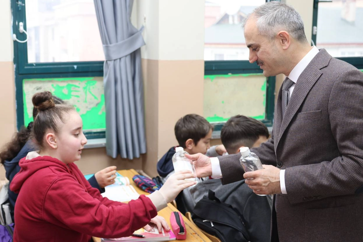 Kocaeli Çayırova Belediyesi’nden öğrencilere dezenfektan haberi