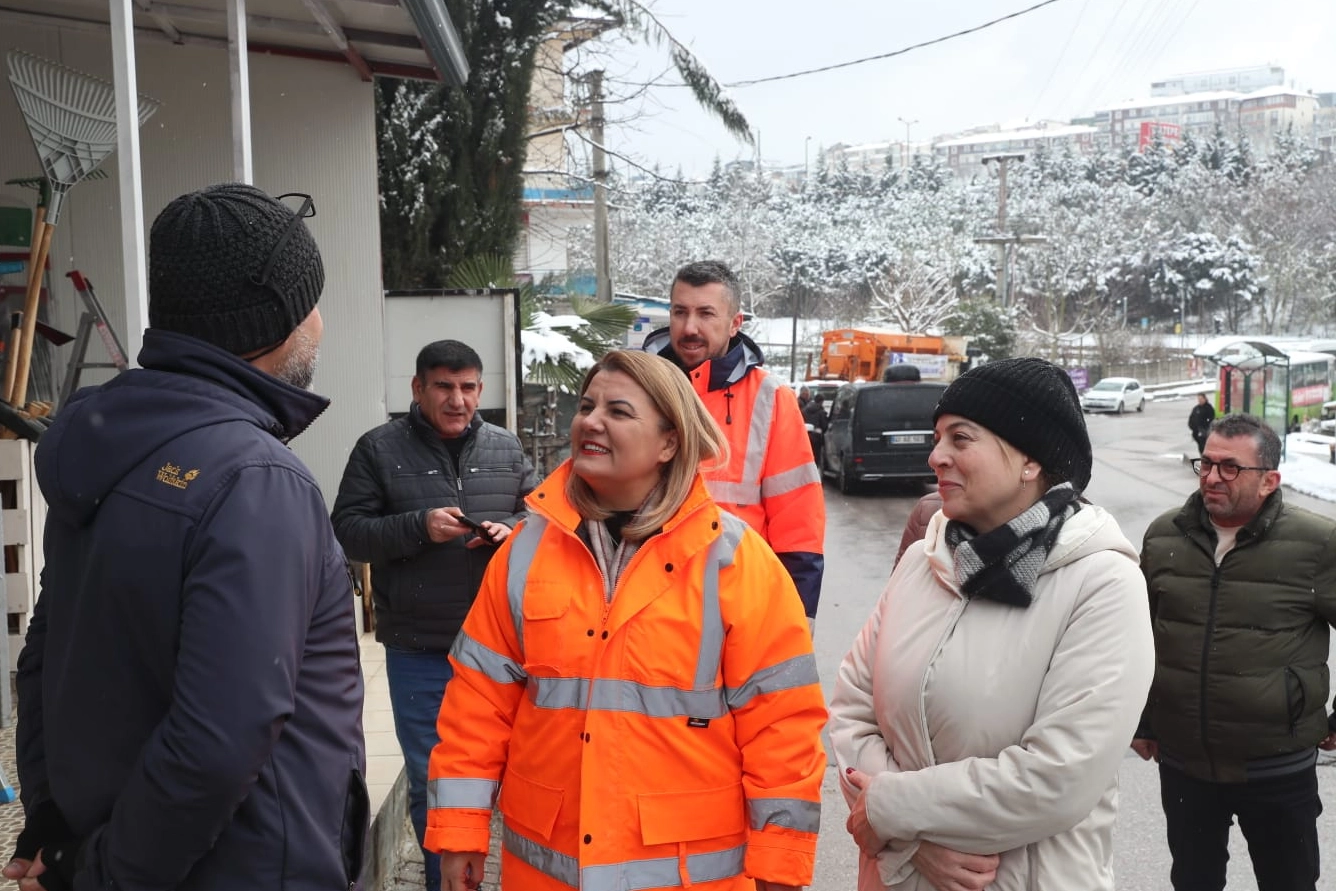 Kocaeli İzmit'te karla mücadeleye esnaftan tam not haberi