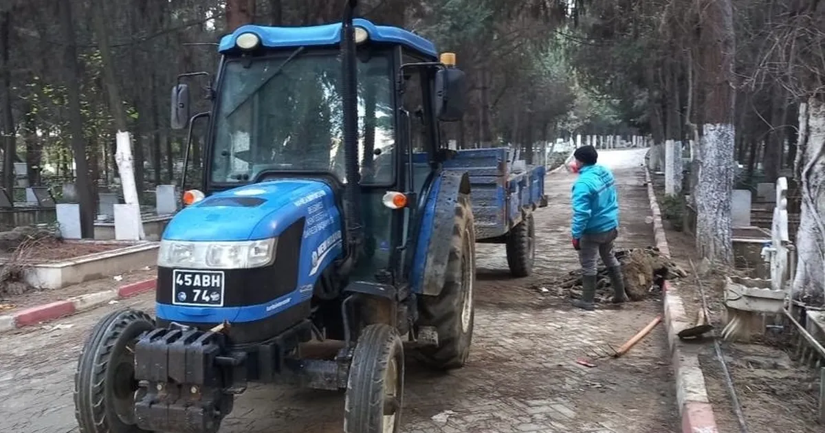 Manisa’da mezarlık bakımları aralıksız devam ediyor haberi