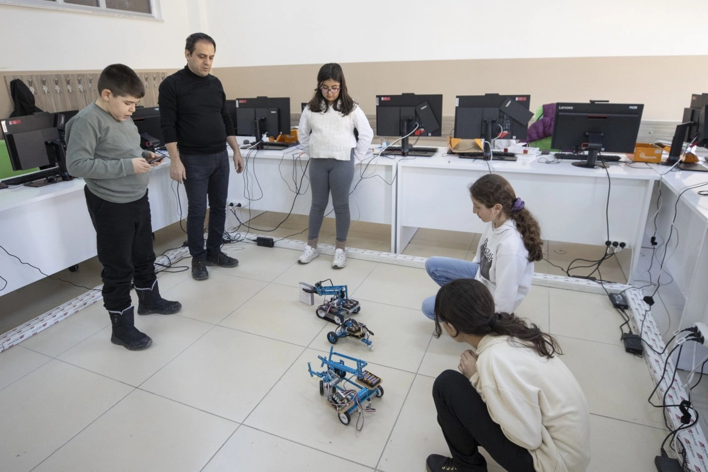 Tunceli'de robotik kodlama ile özgüvenleri gelişiyor haberi