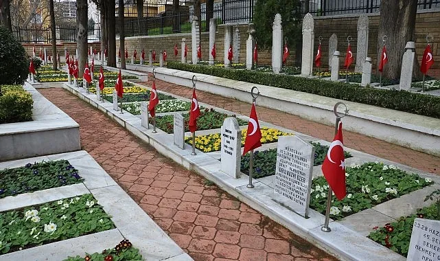 Türkiye'nin en bakımlı şehitliğinde çiçekler açtı haberi