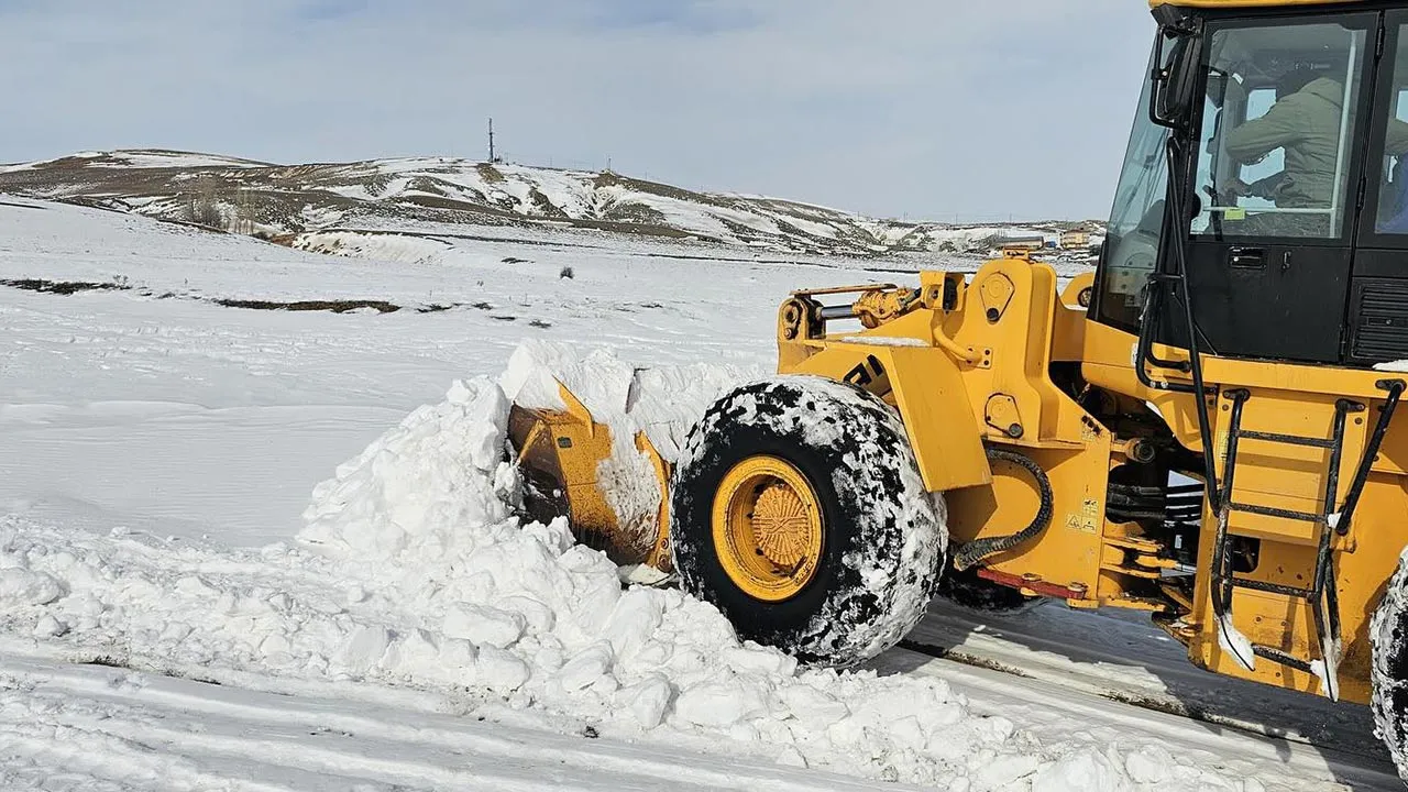 Bayburt Aydıntepe'de Kar Temizleme ve Tuzlama Çalışmaları Aralıksız Devam Ediyor Haberi