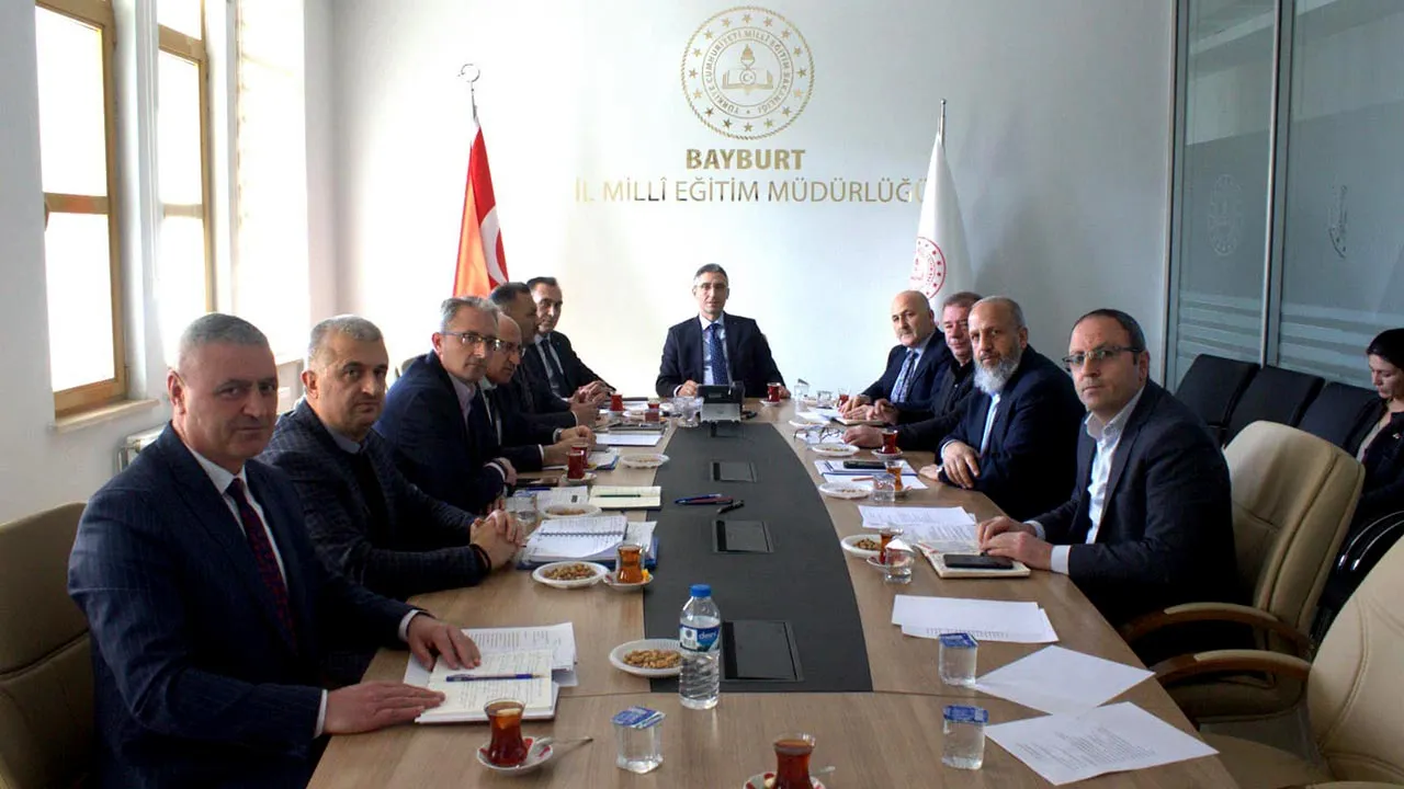 Bayburt'ta Eğitim Seferberliği: Müdürler Toplantısı ile Geleceğe Yönelik Planlar Şekillendi Haberi