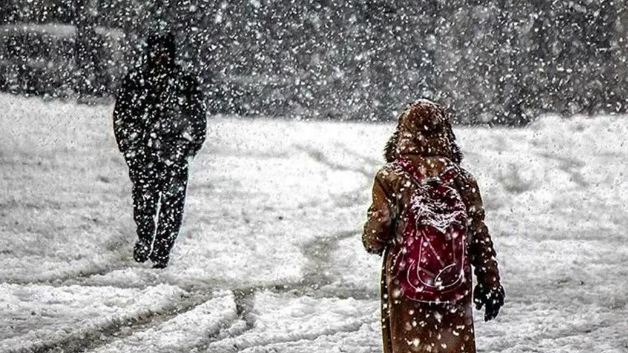 Bayburt'ta Yoğun Kar Yağışı Nedeniyle Cuma Günü Okullar Tatil Edildi! Haberi