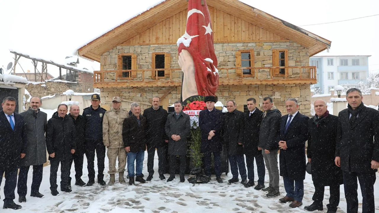 Bayburt'un Kurtuluş Coşkusu, Milli Kahramanların Kabri Başında Başladı Haberi