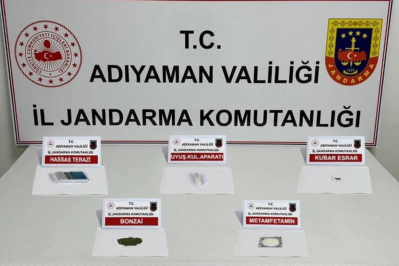 Adıyaman’da zehir tacirlerine 12 gözaltı! haberi