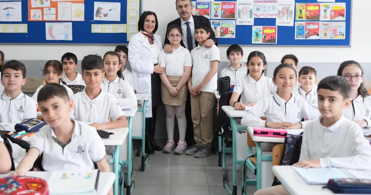 Bakan Tekin, Bursa'daki öğrencinin seçim vaadini yerine getirdi haberi