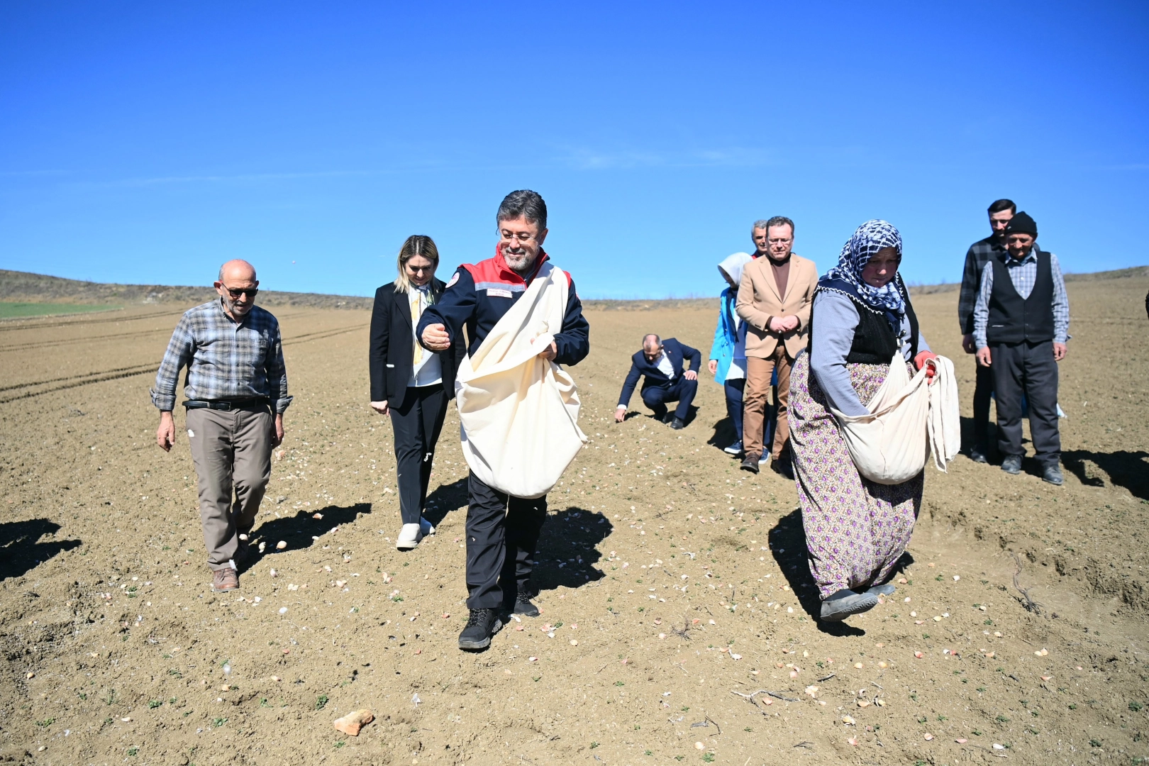 Bakan Yumaklı Taşköprü'de... Önlüğü giydi, sarımsak ekti haberi