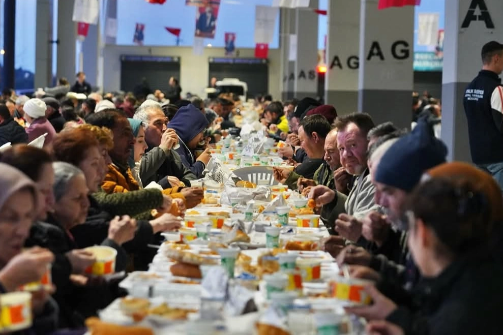 Balıkesir Ayvalık'ta binlerce kişi iftarda buluştu haberi