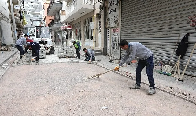 Bayraklı'da yol yenileme ve üst geçit çalışmaları sürüyor haberi