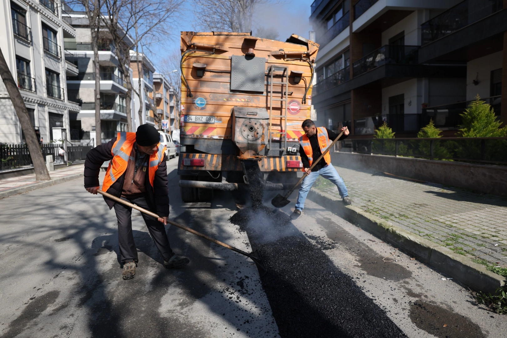 İstanbul Bakırköy Belediyesi 50 ton asfalt serimi gerçekleştirdi haberi