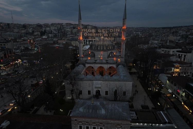 İstanbul Üsküdar'da çifte ezan geleneği sürüyor haberi