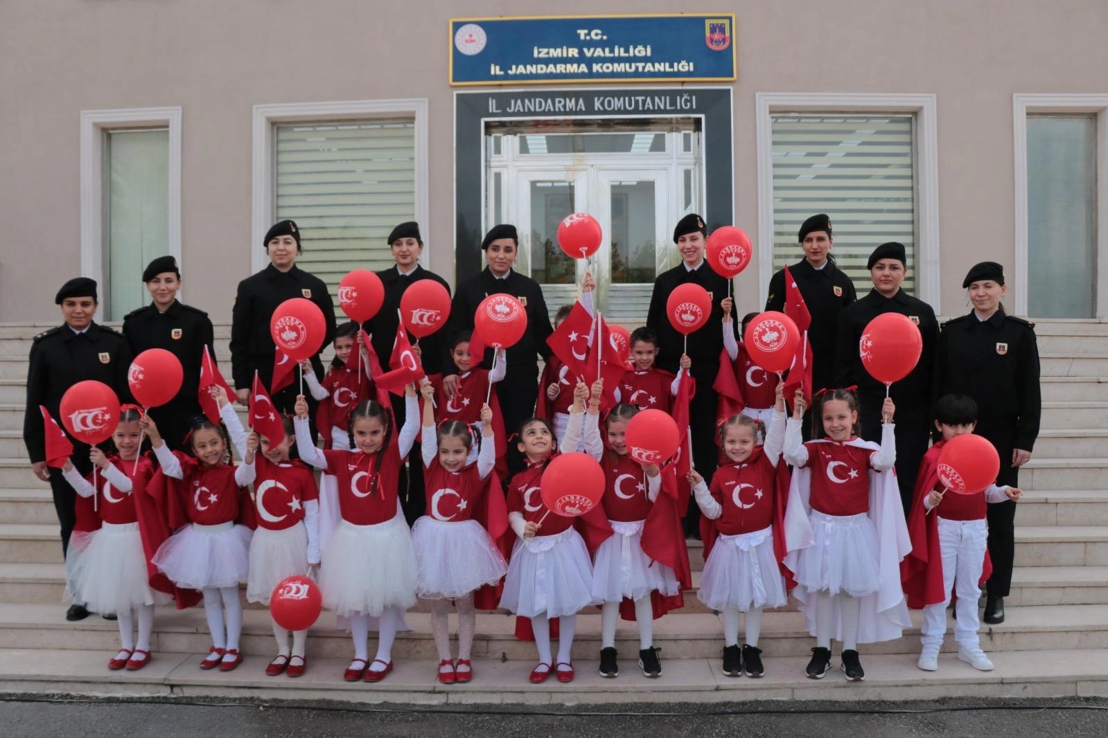 İzmir Gaziemirli öğrencilerden jandarmaya ziyaret haberi