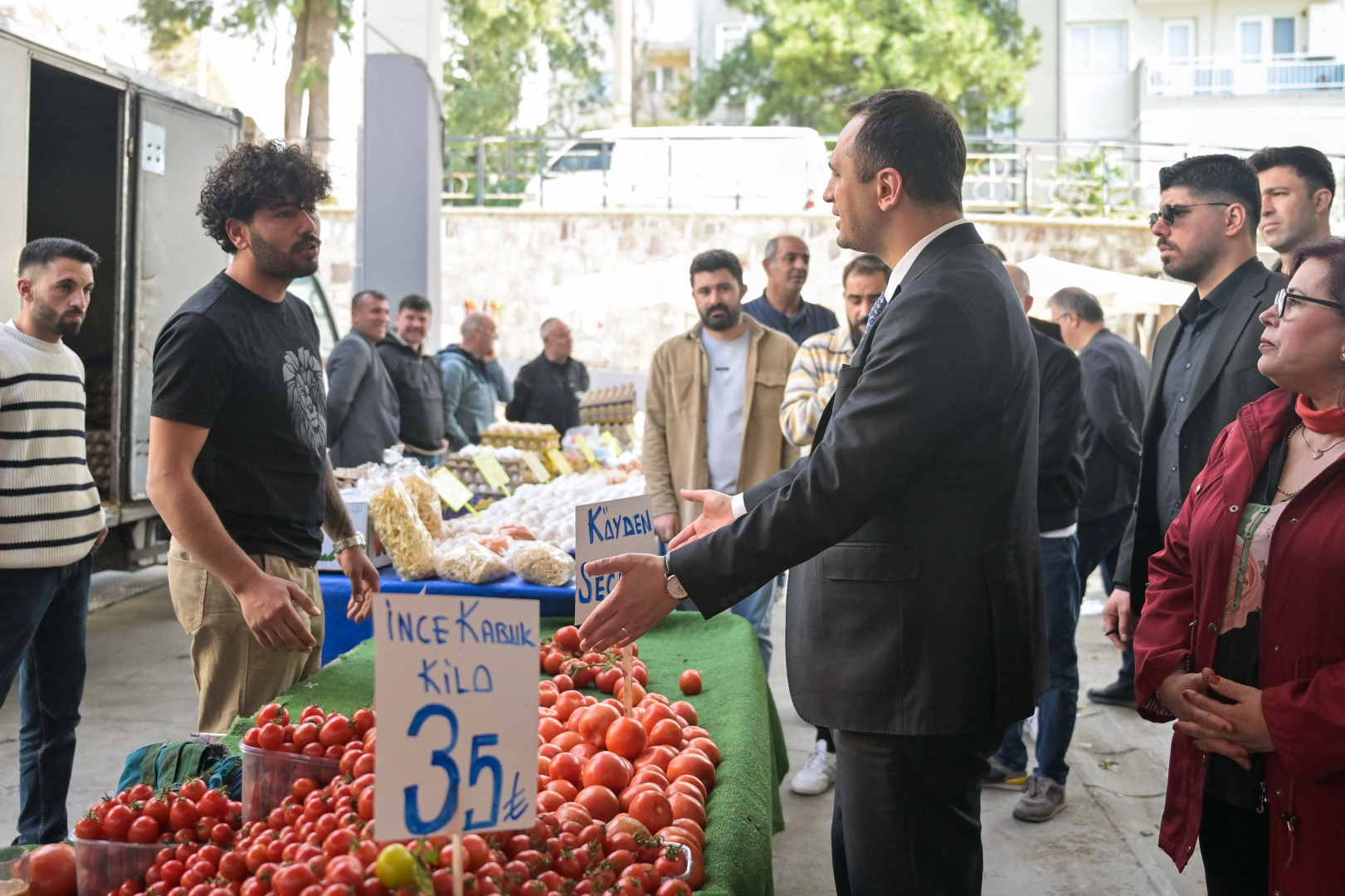 İzmir'de Başkan Eşki’den pazaryeri ziyareti haberi