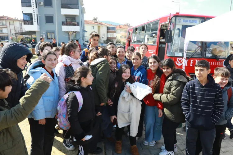 İzmir'de öğrenci otobüsünde Kent Lokantası dayanışması haberi