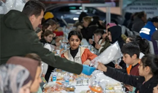 İzmir’in dayanışma sofrası Bayraklı’da kuruldu haberi