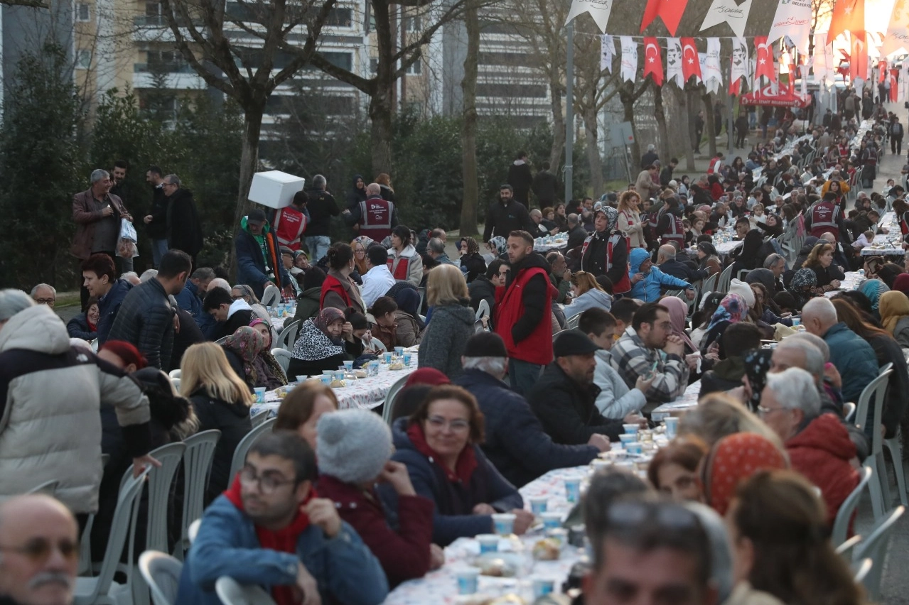 İzmit'te Başkan Hürriyet, vatandaşlarla buluştu haberi