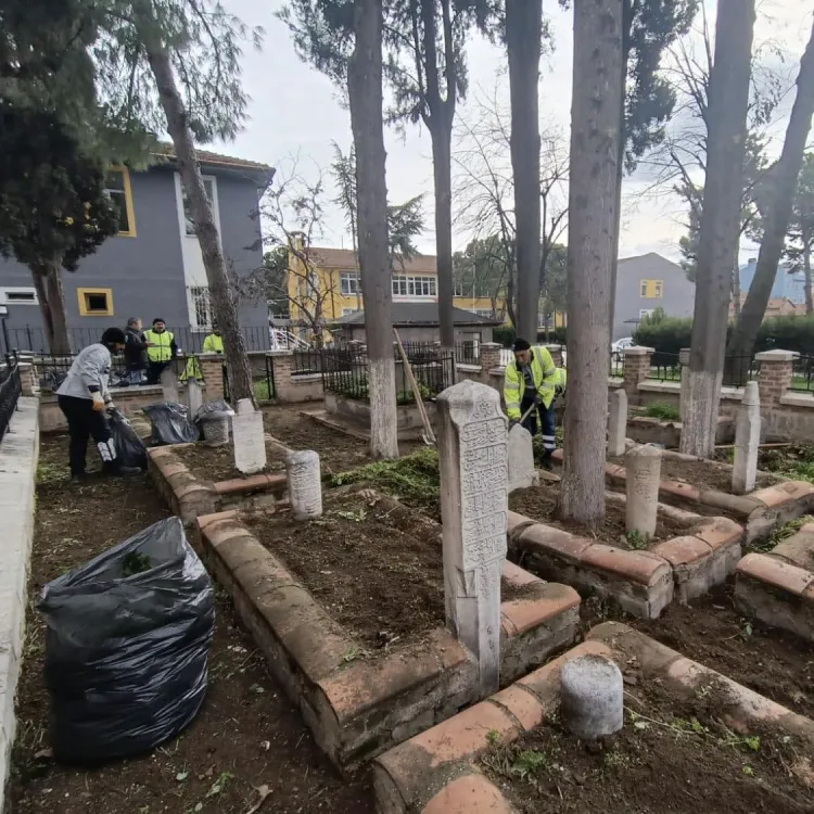 İznik Mahmud Çelebi Camii’nin haziresinde bakım onarım haberi