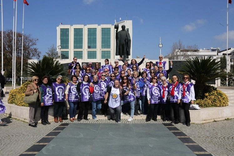 Kadınlar Efes Selçuk sokaklarında zincir oluşturdu haberi