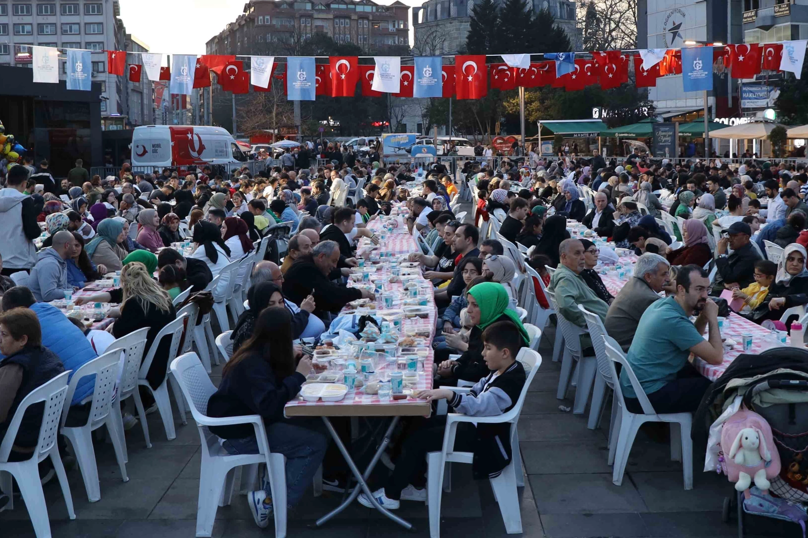 Kocaeli Büyükşehir’in iftar sofrası her gün 3 bin kişiyi ağırlıyor haberi