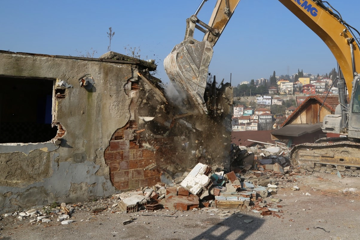 Kocaeli Cedit'te 7 bina daha yıkıldı haberi