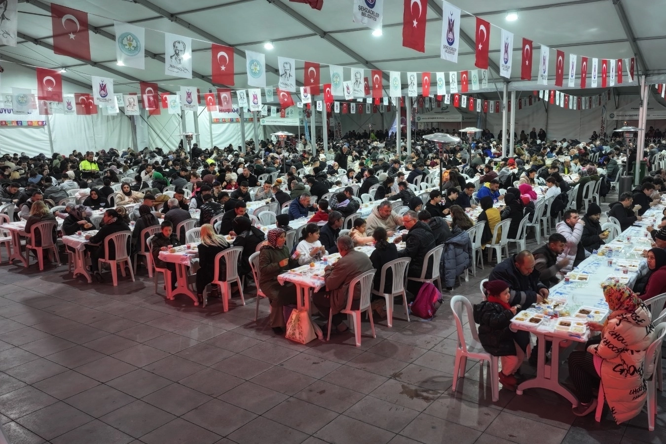 Manisa'da Ramazan bereketi: 4 bin kişiye iftar yemeği dağıtıldı haberi