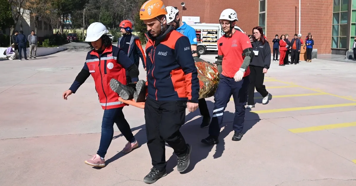 Manisa'da öğrencilere yYönelik deprem tahliye tatbikatı haberi