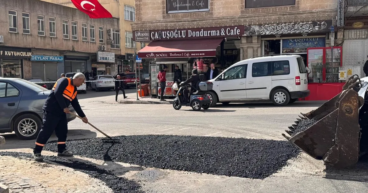 Mardin Midyat’ta asfalt bakım ve onarım çalışmaları hız kesmeden sürüyor haberi